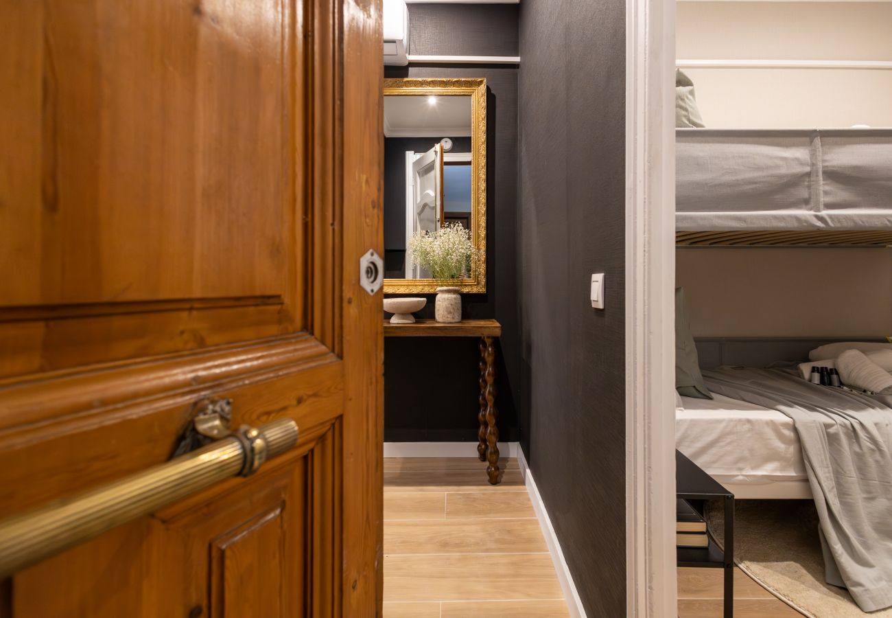 Apartment in Barcelona - CASA CALABRIA 2 BEDROOM 4 PAX (2.2/3.2)
